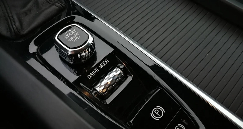 Volvo XC 60 cena 128000 przebieg: 93000, rok produkcji 2019 z Białystok małe 172